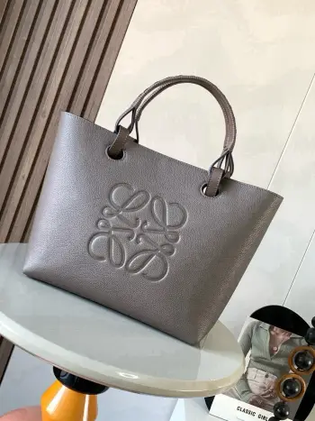 <p> 中号牛皮革 Anagram Tote 手袋亚麻布拼接托特色 没啥花里胡哨的设计 简单实用型 长短肩带的设计还挺好看的尺寸还比较合适 不算特别大 容易轻松满足日常需求 除了常规的经典肩带 还搭配独特的编织手柄  给简约的造型增添了不少时髦感和设计感 包身压印标志性Anagram徽标 辨识度和时尚气息那是拿捏得杠杠哒 搭配起来更是舒适又出片 可搭配较长的牛皮革顶部提手或较短的手工编织提手使用 这个尺寸版采和牛皮革制成 正面饰有大尺寸的Anagram  肩背或顶部提手携带 牛皮革系带固定*两个内部插袋*牛皮革衬里  </p><p>尺寸 29CM 25CM 14CM</p><p>款号 9300全皮</p><p>颜色 灰褐荔</p>