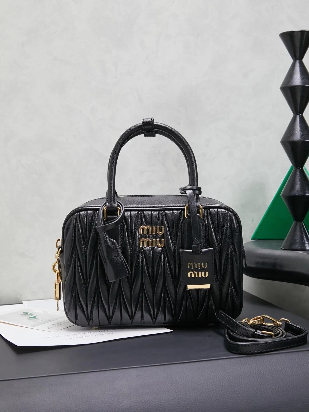 <p> 大号黑色</p><p>5BB124 MiuMiu新品too pretty保龄球手袋 采用进口小羊皮经典品牌标志性Matelasse纹理绣花 复古磨砂五金 保留了应有的俏皮感 包型整体硬挺有型 充满个性 可甜可盐 容量可光 各大时尚搏主几乎人手一个 火爆程度不亚于之前的MiuWander 大号尺寸 24X16X7.5CM</p>