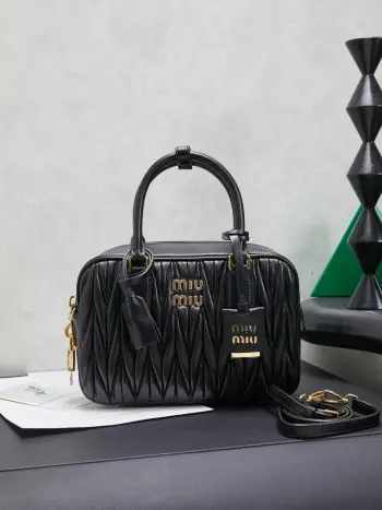 <p> 大号黑色</p><p>5BB124 MiuMiu新品too pretty保龄球手袋 采用进口小羊皮经典品牌标志性Matelasse纹理绣花 复古磨砂五金 保留了应有的俏皮感 包型整体硬挺有型 充满个性 可甜可盐 容量可光 各大时尚搏主几乎人手一个 火爆程度不亚于之前的MiuWander 大号尺寸 24X16X7.5CM</p>