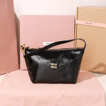 <p>5NE841 新品油蜡漆皮饭盒包 独特的冰裂纹理 正面标志性 Miu金额logo 棉布内里 超轻 容量大 怎么搭都好看 一年四季都适用 尺寸 底长19cm 开口宽25.5cm 高14cm 底部宽10cm</p>