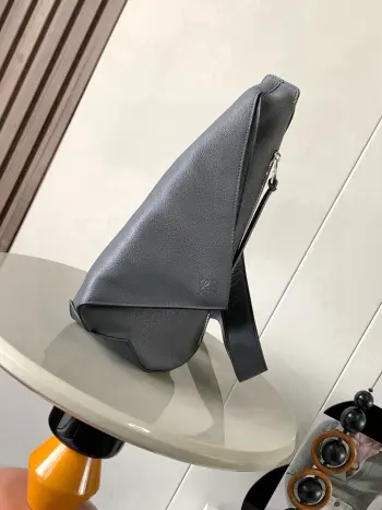 <p> 男士斜挎包胸包柔软光滑牛皮革和提花布Anton Sling 简洁实用的Sling手袋 带有可调节 织物肩带和拉链顶部设计 使用时可以折叠 并且可以用按扣固定此版本采用柔软光滑牛 皮革制成配有 LOE WE 提花带子 有两个收纳的拉链袋 一个在正面 一个是侧面侧面适合装一些贴身手机 车钥匙这些经常要取拿的东西 不得不为他设计叫绝  牛皮革拉链头 人字纹棉质帆布衬里  Anagram 压纹 </p><p>尺寸 17.5cm 13cm 34cm</p><p>款号 9052</p><p>颜色 煤炭荔</p>