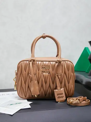 <p> 大号焦糖 </p><p>5BB124 MiuMiu新品too pretty保龄球手袋 采用进口小羊皮经典品牌标志性Matelasse纹理绣花 复古磨砂五金 保留了应有的俏皮感 包型整体硬挺有型 充满个性 可甜可盐 容量可光 各大时尚搏主几乎人手一个 火爆程度不亚于之前的MiuWander 大号尺寸 24X16X7.5CM</p>