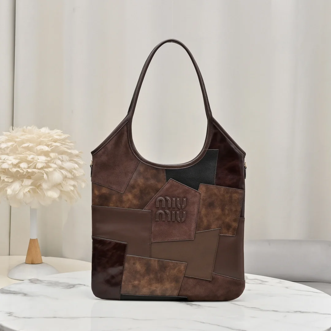 原单MIUMIU女包|高仿MIUMIU女包|精仿MIUMIU女包|一比一MIUMIU女包<p>5BG231 Miu家新款伊势丹限定托特包 重手工制作 多种皮质拼接而成 大胆创新的设计完美诠释了 Miu不拘一格 潇洒随意包容的人生态度 今年绝对式 顶级进口小牛皮 质感高级 包身软而不塌 气质随性慵懒 容量超大 日常出街背它回头率百分百 手工缝制皮面Logo标志 内里全新麻布里 配拉链式口袋 尺寸35 X 40Cm</p>