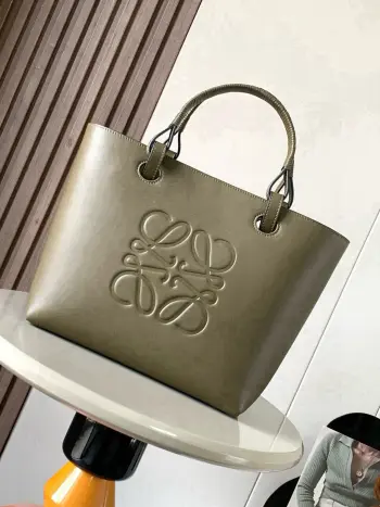 <p> 中号牛皮革 Anagram Tote 手袋亚麻布拼接托特色 没啥花里胡哨的设计 简单实用型 长短肩带的设计还挺好看的尺寸还比较合适 不算特别大 容易轻松满足日常需求 除了常规的经典肩带 还搭配独特的编织手柄  给简约的造型增添了不少时髦感和设计感 包身压印标志性Anagram徽标 辨识度和时尚气息那是拿捏得杠杠哒 搭配起来更是舒适又出片 可搭配较长的牛皮革顶部提手或较短的手工编织提手使用 这个尺寸版采和牛皮革制成 正面饰有大尺寸的Anagram  肩背或顶部提手携带 牛皮革系带固定*两个内部插袋*牛皮革衬里  </p><p>尺寸 29CM 25CM 14CM</p><p>款号 9300全皮</p><p>颜色 卡其绿平纹</p>
