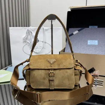 <p> 顶级原单 新款邮差包 1BD394麂皮  这款手袋完美融合精致与功能性 采用进口麂皮轮廓柔和 配有多个口袋 轻盈实用的设计结合运动与百搭元素 饰有涂珐琅三角形金属徽标 搭配皮革细节 配有2条肩带可拆卸 容量大 太完美 又是一款永久不过时爆款 大号男女共用 赶紧入手吧 尺寸 长30x高14x底10cm </p>