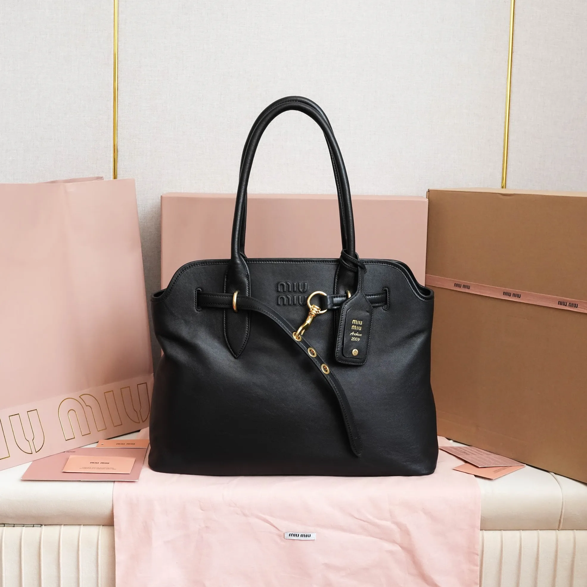 原单MIUMIU女包|高仿MIUMIU女包|精仿MIUMIU女包|一比一MIUMIU女包<p>5BG291 新品中古托特包 采用全新柔脂羊皮 皮质柔软高级 这款aventure nappa皮革手袋灵感源自miu典藏设计 结构经过调整 变得更加轻便 焕发全新个性 饰以压花字母徽标 增添标志性素 复古金色五金配件 亚麻混纺衬里 配拉链口袋和贴袋 长手腕适合用作手提或单肩 尺寸 31x40x13cm  配原版包装</p>