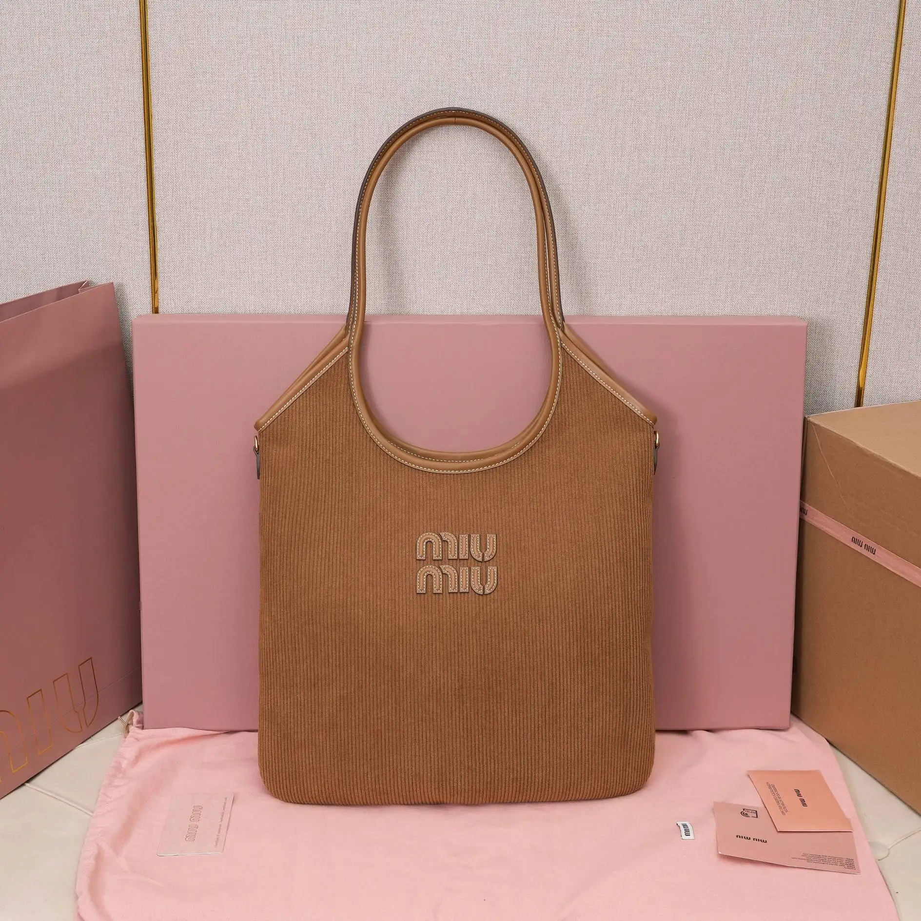 原单MIUMIU女包|高仿MIUMIU女包|精仿MIUMIU女包|一比一MIUMIU女包<p>5BG231 Miu家新款伊势丹限定托特包 官网主推 今年绝对式 顶级进口小牛皮 皮面细腻光滑柔软 质感高级 包身软而不塌 气质随性慵懒 容量超大 日常出街背它回头率百分百 手工缝制皮面Logo标志 内里全新麻布里 配拉链式口袋  尺寸35 X 40Cm 配原版全套包装</p>