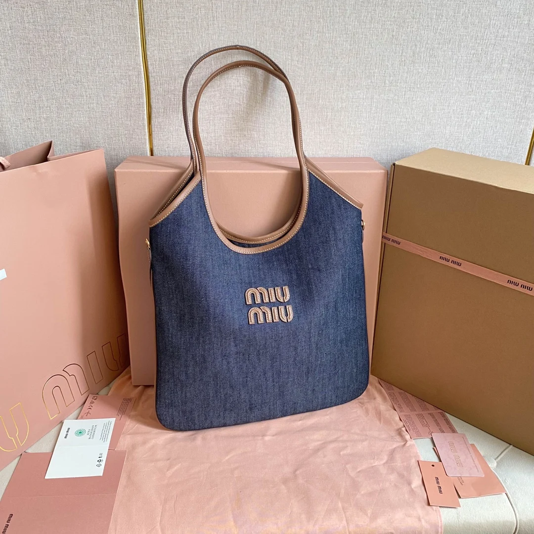 <p>5BG231 Miu家新款伊势丹限定托特包 官网主推 今年绝对爆 款式 顶级进口小牛皮 皮面细腻光滑柔软 质感高级 包身软而不塌 气质随性慵懒 容量超大 日常出街背它回头率百分百 手工缝制皮面Logo标志 内里全新麻布里 配拉链式口袋 尺寸35 X 40Cm</p>
