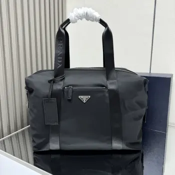 <p> 顶级原单 经典旅行包 2VC796  </p><p>这款旅行包采用进口尼龙面料/十字纹牛皮 编织尼龙带提手</p><p>正面涂珐琅三角形金属徽标 拉链拉合和小锁扣/密码锁 </p><p>一个外部拉链式口袋 内部拉链式口袋 简约大气 平时背/出差全没问题 赶紧入手吧  </p><p>长44.5x高40x底24cm</p>
