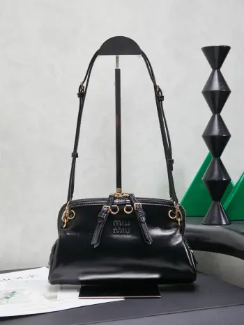 <p>5BF131 Miu新品特色款式贝壳双肩包 精致细腻光泽小牛皮 简约线条结合时装秀的灵感和现代女性气质 在风格实验和精致多样性之间取得了平衡 手袋有多种佩戴方式 单肩 手拿 斜挎 双肩 呈现百搭复古风格 延续 miu不拘一格 大胆创新 慵懒不鞍却又自然洒脱的风格 个性鲜明 能驾驭各种风格 上班通勤外出逛街都是绝佳选择</p><p>尺寸 24 X 14 X8.5 cm</p>