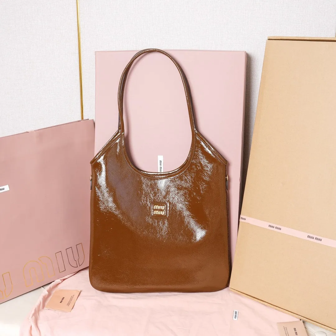 原单MIUMIU女包|高仿MIUMIU女包|精仿MIUMIU女包|一比一MIUMIU女包<p> 皱漆原厂皮棕色 </p><p>5BG231 Miu家新款伊势丹限定托特包 官网主推 今年绝对式 全新油蜡漆皮 独特的冰裂纹理皮面 皮质质感一绝 包身软而不塌 气质随性慵懒 容量超大 日常出街背它回头率百分百 手工缝制皮面Logo标志 内里全新麻布里 配拉链式口袋 尺寸35 X 40Cm</p>