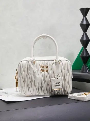 <p> 大号焦糖</p><p>5BB124 MiuMiu新品too pretty保龄球手袋 采用进口小羊皮经典品牌标志性Matelasse纹理绣花 复古磨砂五金 保留了应有的俏皮感 包型整体硬挺有型 充满个性 可甜可盐 容量可光 各大时尚搏主几乎人手一个 火爆程度不亚于之前的MiuWander 大号尺寸 24X16X7.5CM</p>