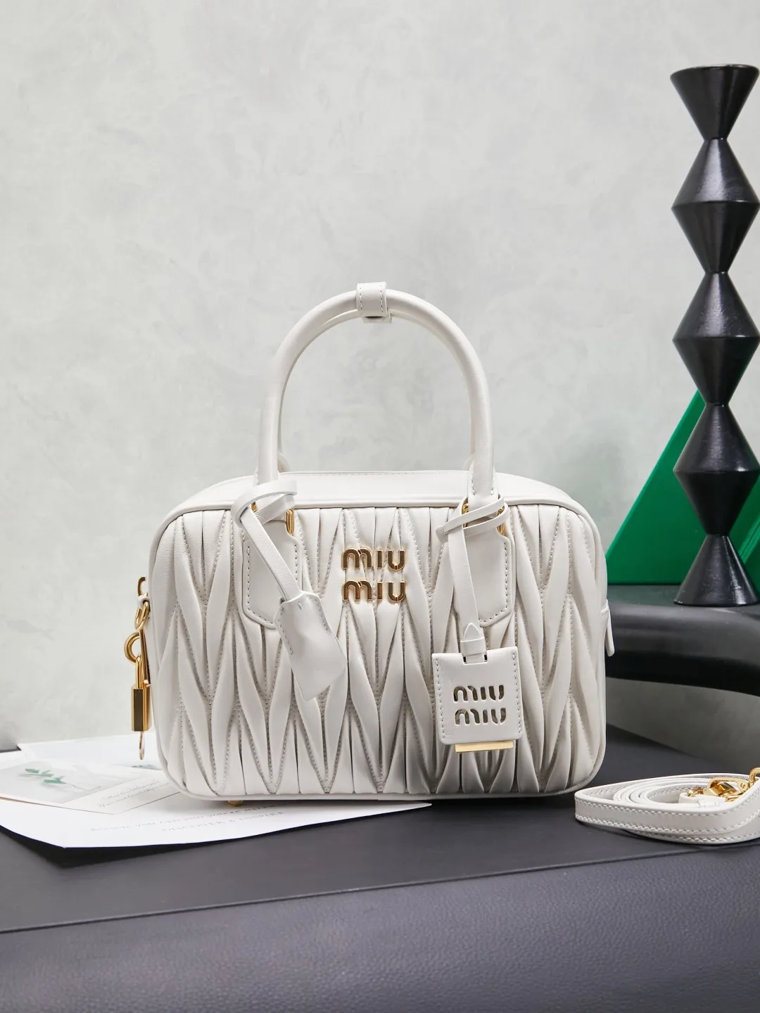 <p> 大号焦糖</p><p>5BB124 MiuMiu新品too pretty保龄球手袋 采用进口小羊皮经典品牌标志性Matelasse纹理绣花 复古磨砂五金 保留了应有的俏皮感 包型整体硬挺有型 充满个性 可甜可盐 容量可光 各大时尚搏主几乎人手一个 火爆程度不亚于之前的MiuWander 大号尺寸 24X16X7.5CM</p>