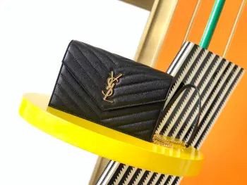 <p> 进口原厂皮    𝐖𝐨𝐜 𝟭𝟵𝐜𝐦 woc小号信封包原厂皮版本来袭 说到信封包 Y家的这一只一定必须要拥有名字 整包采用原厂鱼子酱牛皮制作 版型立体 手感舒适 可拆卸的肩带设计丰富了包包的多用性 肩带拆掉可直接当手包 晚宴包使用 内置多个卡位 实用到爆炸 平时出门带上手机和卡片 一个小包就可以带你轻松走遍天下 型号 393953 441974 尺寸 19x11.5x4cm    </p>