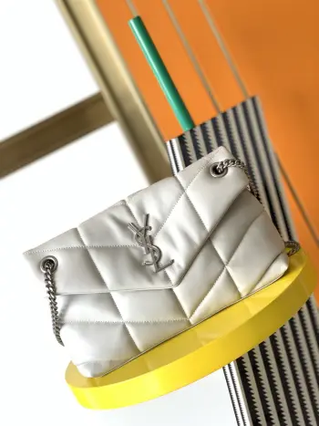 <p> 进口原厂皮     𝙇𝙤𝙪𝙇𝙤𝙪 𝙥𝙪𝙛𝙛𝙚𝙧 中号29CM</p><p>LOULOU PUFFER 绗缝小羊皮包 原厂正品皮制作 手感柔软细腻 犹如怀抱云朵  般的感受 经典的Y家logo 链条及扣眼五金均采用巴金哑光银五金 包袋开口处折叠后使用了磁性四合扣封口 密闭性及安全性一流 包内设有一个拉链内袋可放置手机及贵重物品 除此之外无多余内袋设计 使用起来随心所欲 尺寸 29x17x11cm  型号 577476 </p>