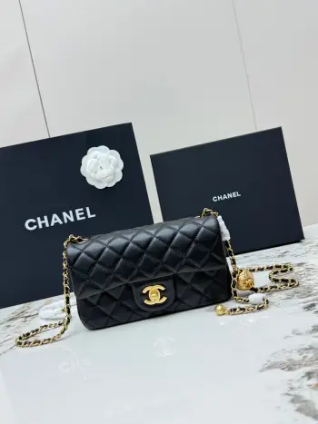 <p> 进口原厂皮    CHANEL 大号 香奈儿顶级原单货  Chanel 爆款金属cf小羊皮 mini 金球口盖包链条上多了个 小金球  画龙点睛 锦上添花 不仅复古美观 还可调节链条长度  可以做腰包 也可以单肩斜挎 没有任何身高限制 各种背法都能轻松驾驭 太精致完美了 型号 AS1787  </p>
