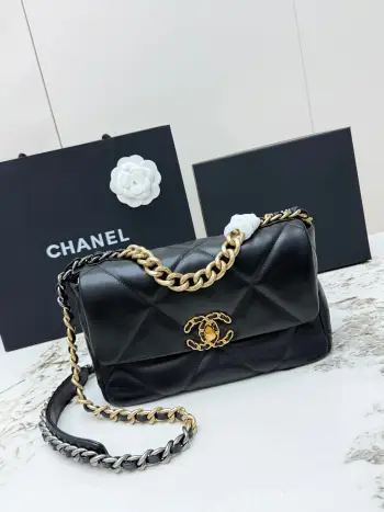 <p> 进口原厂皮    CHANEL香奈儿顶级原单货chanel秋冬新品19Bag 21C菱格纹进口羊皮设计这款包是Karl Lagerfeld和新任总监Virginie Viard一起设计的 也是老佛爷给我们留下最后的礼物——香奈儿新包款 CHANEL 19 还用了经典2.55包的生日给它命名这款包简直是小香一切经典元素的结合 小香迷菱格纹 皮链袋 双C标志 一眼钟情 </p>