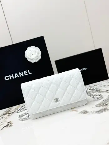 <p> 进口原厂皮    配盒 CHANEL发财包 大球纹银扣 顶级货 新品到货 全钢24K五金链条 专柜对版升级版磁扣𝑊𝑂𝐶压花鱼子酱进口小牛皮[666]经典升级全新磁扣 更便捷好用𝑤𝑒𝑙𝑙𝑒𝑡 𝑜𝑛 𝑐ℎ𝑎𝑖𝑛带链条的手拿包 可斜挎可单肩的包包 实在是太实用了 上身效果非常棒 女士们赶紧啦 又名 发财包 这么趣味的一款 一定会给你带来好运 〰 </p><p>型号 AP0250 </p>