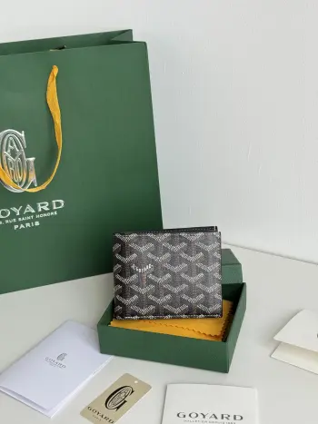 <p> 戈雅包短款</p><p>Goyard8格卡位包</p><p>质感直接拉到满分里面可放8-10张卡左右 </p><p>放现金 薄身不站位置 经典实用又耐看 </p><p>短夹想要拿出与别人不同且拥有深度品味的感觉 非他莫属 </p><p>size 11*9 cm </p><p>编号 3303</p>