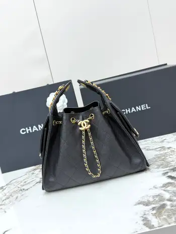 <p> 进口原厂皮    CHANEL 小号 原单货 香奈儿单肩包 25Bag 26C 金色双C Logo 菱格图案皮穿链条 颗粒压花进口鱼子酱球纹小牛皮 小号 经典黑金 秀场热门𝗁𝗈𝖻𝗈 设计独特 相当霸气的风格超大容量轻松装下日常所需 逛街 旅行都是超高值好伙伴尺寸 长30x宽14x高26cm </p>