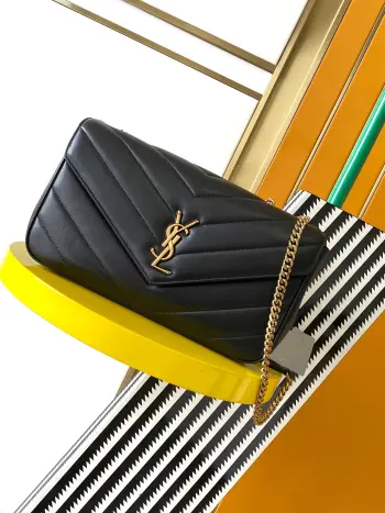 <p> 进口原厂皮      25早春新款LouLou中号</p><p>羊皮手感柔柔软软的 配有可拆卸卡包和袖珍化妆镜 搭配滑动式链条 可肩背可斜挎 满足多场合搭配需求 新版羊皮另外做了涂层处理 不仅更耐用 还更有光泽感 显的整个包都格外精致 美丽 </p><p>尺寸 29×17×8cm</p><p>款号 801439</p>