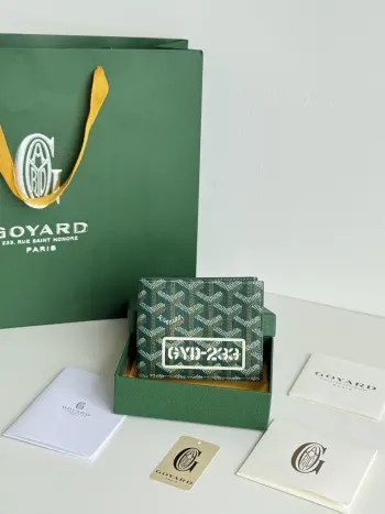 <p> 戈雅包短款 丝印系列 </p><p>Goyard8格卡位包 颜色如图 所示</p><p>质感直接拉到满分里面可放8-10张卡左右 </p><p>放现金 薄身不站位置 经典实用又耐看 </p><p>短夹想要拿出与别人不同且拥有深度品味的感觉 非他莫属 </p><p>size 11*9 cm </p><p>编号 3303</p>