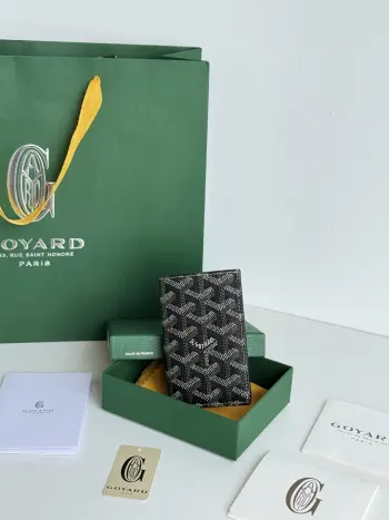 <p> Goyard戈雅 Goyardine Canvas   Vauzelles Calfskin</p><p>编号 3302</p><p>可作情侣款 送人自用都yyds </p><p>6个卡槽+二个夹层 外出旅游出行 小巧便携 外观好看</p><p>材质 goyarine帆布和Vauzelles小牛皮</p><p>尺寸 长8*高11</p>
