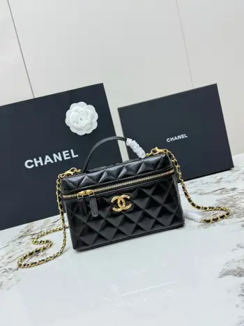 <p> 进口原厂皮     配盒 CHANEL香奈儿新品油蜡皮饭盒包26C黑金饭盒包 油蜡羊皮材质 光泽感满满 耐磨不易划伤 经典菱格纹+复古金色五金 双CLogo点缀珍珠和镶钻 细节超精致 日常手机 化妆品都能装下 带有插卡位 可手提可斜挎都很百搭 实用又时髦 是香奈儿近年超火的热门款</p><p>型号 AP4974</p><p>尺寸  17x19.5x5cm </p><p> </p>