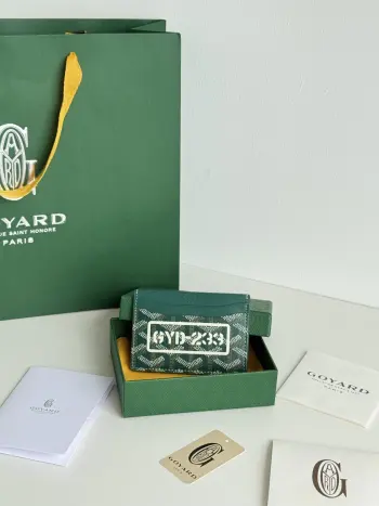 <p> 戈雅家 丝印系列 颜色如图所示明 卡夹的设计小巧紧凑 其中部口袋可存放卡片 证件或折叠的纸钞 袖珍小巧的设计正好适合放入夹克或裤子口袋 </p><p>编号 3301</p><p>尺寸 10.5 cm x 0.2 cm x 7 cm</p>