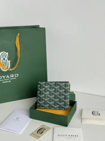 <p> 戈雅包短款</p><p>Goyard8格卡位包</p><p>质感直接拉到满分里面可放8-10张卡左右 </p><p>放现金 薄身不站位置 经典实用又耐看 </p><p>短夹想要拿出与别人不同且拥有深度品味的感觉 非他莫属 </p><p>size 11*9 cm </p><p>编号 3303</p>