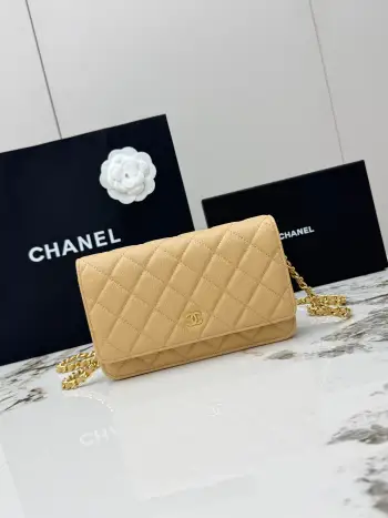 <p> 进口原厂皮    配盒 CHANEL发财包 大球纹金扣 顶级货 新品到货 全钢24K五金链条 专柜对版升级版磁扣𝑊𝑂𝐶压花鱼子酱进口小牛皮[666]经典升级全新磁扣 更便捷好用𝑤𝑒𝑙𝑙𝑒𝑡 𝑜𝑛 𝑐ℎ𝑎𝑖𝑛带链条的手拿包 可斜挎可单肩的包包 实在是太实用了 上身效果非常棒 女士们赶紧啦 又名 发财包 这么趣味的一款 一定会给你带来好运 〰 </p><p>型号 AP0250 </p>