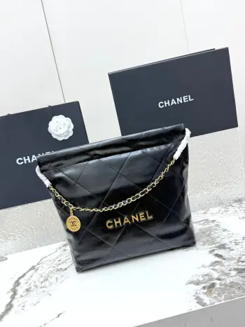<p> 进口原厂皮    CHANEL 小号垃圾袋 香奈儿顶级原单货23A 22bag水桶包春夏火爆经典永不过时的垃圾袋 金标菱形格纹抽绳开合链条亮面油蜡小牛皮可斜挎可单肩 本季最火最值得入手的系列 它的名字叫22 bag 小香凡是以数字命名的都必火爆也一定会成为经典超级时尚和大气 非常好搭配 型号 AS3260</p><p>尺寸 长37x宽7x高35cm </p>