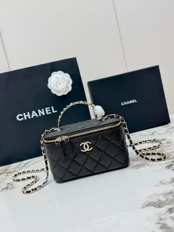 <p> 进口原厂皮     配盒 CHANEL香奈儿化妆包26C珍珠手柄出货啦 金色双C金属链条 精致手柄设计更显时尚 颗粒球纹进口牛皮配金属复古五金  质感耐磨耐用 经典设计风格 百搭实用 可手提可斜垮可单肩 真的很精致哦  高颜值 小巧 越来越爱这个链条包了 随手拎着都很美腻啦 搭配任何衣服都能让你绝绝美 这季新品让人很惊喜  </p><p>型号 AP4940</p>