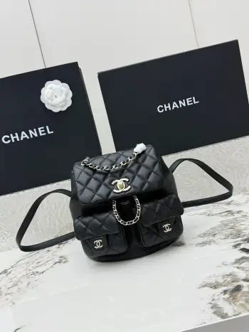 <p> 进口原厂皮    CHANEL 大号 香奈儿双肩 Duma 23P 上新 小青蛙来啦 金扣双C Logo 菱格皮穿链 鱼子酱球纹牛皮小青蛙双肩包  前面还有两个吸扣袋可以放零钱卡片什么的 非常实用 上身效果非常好看 一定要拿下 手机钱包遮阳伞是完全没有问题的 容量足够日常用啦</p><p>型号 AS3860 尺寸 长20x宽11.5x高20.5cm </p>