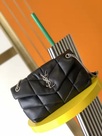 <p> 进口原厂皮     𝙇𝙤𝙪𝙇𝙤𝙪 𝙥𝙪𝙛𝙛𝙚𝙧 中号29CM</p><p>LOULOU PUFFER 绗缝小羊皮包 原厂正品皮制作 手感柔软细腻 犹如怀抱云朵  般的感受 经典的Y家logo 链条及扣眼五金均采用巴金哑光银五金 包袋开口处折叠后使用了磁性四合扣封口 密闭性及安全性一流 包内设有一个拉链内袋可放置手机及贵重物品 除此之外无多余内袋设计 使用起来随心所欲 尺寸 29x17x11cm  型号 577476 </p>