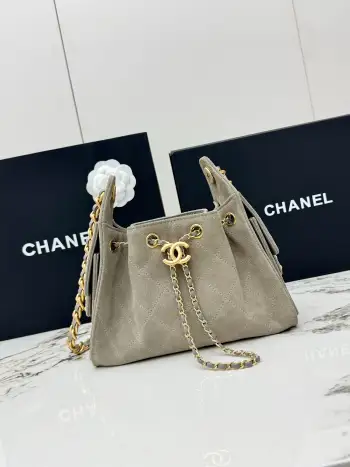 <p> 进口原厂皮    CHANEL 迷你磨砂灰 原单货 香奈儿单肩包 25Bag 26C 金色双C Logo 菱格图案皮穿链条 鹿皮绒压花配牛皮 𝗆𝗂𝗇𝗂 经典复古金 秀场热门𝗁𝗈𝖻𝗈 设计独特 相当霸气的风格超大容量轻松装下日常所需 逛街 旅行都是超高值好伙伴  尺寸 长22x宽12.5x高20cm </p>