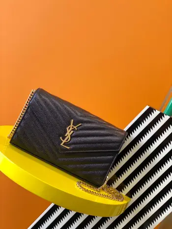 <p> 进口原厂皮    𝑴𝒐𝒏𝒐𝒈𝒓𝒂𝒎 𝑾𝒐𝒄 </p><p>MONOGRAM鱼子酱纹路原厂皮版本信封包.超级实用的一款小包 最经典的款式 升级最高级的版本 100%原厂牛皮配上精细手工制作 定制金属Y家logo彰显个性 翻盖设计确保使用的安全性 小包包大容量 包内设有20个卡片槽 两个纸币隔层 两个中央隔层 一个拉链内袋 装尽所有 360452 型号 377828.尺寸 22.5x14x4cm </p>