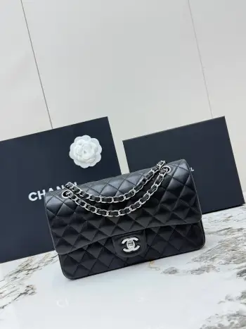 <p> 进口原厂皮    CHANEL顶级原单货 香奈儿 CIassic FIap CF经典银扣菱格羊皮穿链条 链条肩带 颗粒压花小羊皮女士手提包 可斜挎可单肩 采用进口银钢定制五金 进口小羊皮材质 里外都是采用全羊皮 柔软度满满 耐磨不易划伤 经典菱格纹+复古银色五金 双CLogo点缀 细节超精致 型号 AS1112</p><p>尺寸  长25X宽6X高14.5cm </p>