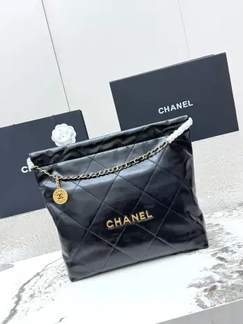 <p> 进口原厂皮    CHANEL 中号垃圾袋 香奈儿顶级原单货23A 22bag水桶包春夏火爆经典永不过时的垃圾袋 金标菱形格纹抽绳开合链条亮面油蜡小牛皮可斜挎可单肩 本季最火最值得入手的系列 它的名字叫22 bag 小香凡是以数字命名的都必火爆也一定会成为经典超级时尚和大气 非常好搭配 型号 AS3261</p><p>尺寸 长42x宽8x高36cm </p>