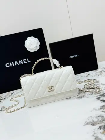 <p> 进口原厂皮     配盒 CHANEL香奈儿26C珍珠手柄出货啦 金色金属锁扣 精致手柄设计更显时尚 颗粒球纹进口牛皮配金属复古五金  质感耐磨耐用 经典设计风格 百搭实用 可手提可斜垮可单肩 真的很精致哦  高颜值 小巧 越来越爱这个链条包了 随手拎着都很美腻啦 搭配任何衣服都能让你绝绝美 这季新品让人很惊喜  </p><p>型号 AP4939  </p>