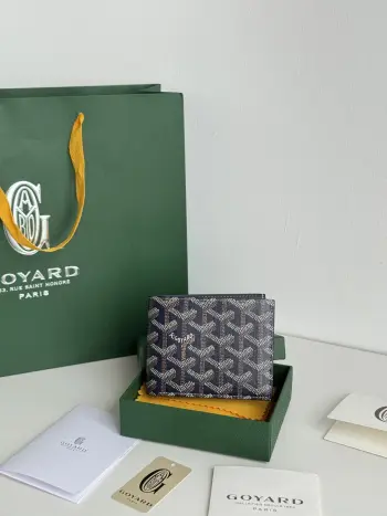 <p> 戈雅包短款</p><p>Goyard8格卡位包</p><p>质感直接拉到满分里面可放8-10张卡左右 </p><p>放现金 薄身不站位置 经典实用又耐看 </p><p>短夹想要拿出与别人不同且拥有深度品味的感觉 非他莫属 </p><p>size 11*9 cm </p><p>编号 3303</p>