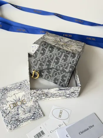 <p>Dior三折包款号S5652CTZQ-M928 - 嗐520的欢喜就被英国的快递给耽搁了 但今天收到的时候还是太开心了中谢谢罗同学 他说本来想买Celine凯旋门包牛油果色 但英官网断货很久了但他看了这个也说真香. 这个包真的可以打满分整体比较轻薄用食品称称了一下99g哈哈 内  有6个卡位 还有1个小拉链放硬币什么的纸币也是可以舒坦着放 外  有1个卡槽 放门卡</p>