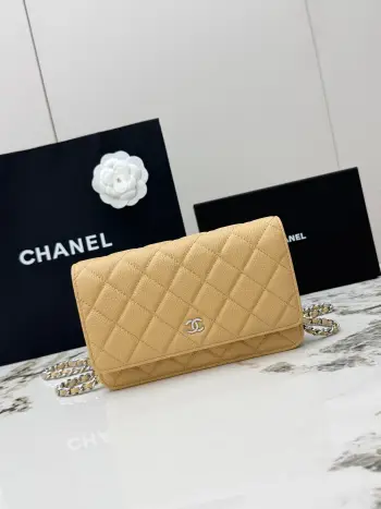 <p> 进口原厂皮    配盒 CHANEL发财包 大球纹银扣 顶级货 新品到货 全钢24K五金链条 专柜对版升级版磁扣𝑊𝑂𝐶压花鱼子酱进口小牛皮[666]经典升级全新磁扣 更便捷好用𝑤𝑒𝑙𝑙𝑒𝑡 𝑜𝑛 𝑐ℎ𝑎𝑖𝑛带链条的手拿包 可斜挎可单肩的包包 实在是太实用了 上身效果非常棒 女士们赶紧啦 又名 发财包 这么趣味的一款 一定会给你带来好运 〰 </p><p>型号 AP0250 </p>
