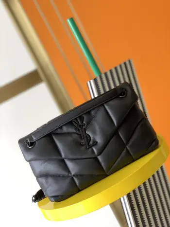<p> 进口原厂皮     𝙇𝙤𝙪𝙇𝙤𝙪 𝙥𝙪𝙛𝙛𝙚𝙧 中号29CM</p><p>LOULOU PUFFER 绗缝小羊皮包 原厂正品皮制作 手感柔软细腻 犹如怀抱云朵  般的感受 经典的Y家logo 链条及扣眼五金均采用巴金哑光银五金 包袋开口处折叠后使用了磁性四合扣封口 密闭性及安全性一流 包内设有一个拉链内袋可放置手机及贵重物品 除此之外无多余内袋设计 使用起来随心所欲 尺寸 29x17x11cm  型号 577476 </p>
