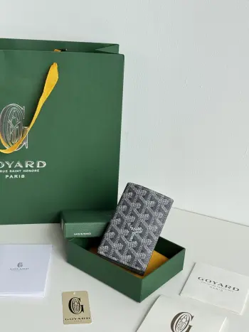 <p> Goyard戈雅 Goyardine Canvas   Vauzelles Calfskin</p><p>编号 3302</p><p>可作情侣款 送人自用都yyds </p><p>6个卡槽+二个夹层 外出旅游出行 小巧便携 外观好看</p><p>材质 goyarine帆布和Vauzelles小牛皮</p><p>尺寸 长8*高11</p>