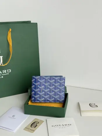 <p> 戈雅包短款</p><p>Goyard8格卡位包</p><p>质感直接拉到满分里面可放8-10张卡左右 </p><p>放现金 薄身不站位置 经典实用又耐看 </p><p>短夹想要拿出与别人不同且拥有深度品味的感觉 非他莫属 </p><p>size 11*9 cm </p><p>编号 3303</p>