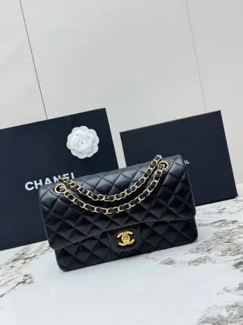 <p> 进口原厂皮    CHANEL顶级原单货 香奈儿 CIassic FIap CF经典金扣菱格羊皮穿链条 链条肩带 颗粒压花小羊皮女士手提包 可斜挎可单肩 采用进口金色五金 进口小羊皮材质 里外都是采用全羊皮 柔软度满满 耐磨不易划伤 经典菱格纹+复古金色五金 双CLogo点缀 细节超精致 型号 AS1112</p><p>尺寸  长25X宽6X高14.5cm </p>