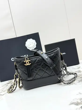 <p> 进口原厂皮    CHANEL香奈儿Gabrielle系列19A经典小号流浪包  时尚复古菱格皮穿链条肩带多种背法 流浪包牛皮材质 单肩斜挎包 定制进口牛皮  五金采用纯钢链条+复古流沙金 皮质手感柔软 包型细节完美流浪包几乎所有明星都纷纷打Call瞬间霸屏街拍 多种背法  单肩 斜挎 手拿  只要你足够有创意 流浪包能满足你对时尚穿搭的所有需求  </p><p>型号 A91810  </p>