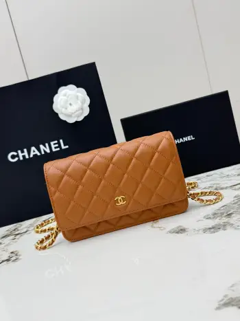 <p> 进口原厂皮    配盒 CHANEL发财包 大球纹金扣 顶级货 新品到货 全钢24K五金链条 专柜对版升级版磁扣𝑊𝑂𝐶压花鱼子酱进口小牛皮[666]经典升级全新磁扣 更便捷好用𝑤𝑒𝑙𝑙𝑒𝑡 𝑜𝑛 𝑐ℎ𝑎𝑖𝑛带链条的手拿包 可斜挎可单肩的包包 实在是太实用了 上身效果非常棒 女士们赶紧啦 又名 发财包 这么趣味的一款 一定会给你带来好运 〰 </p><p>型号 AP0250 </p>