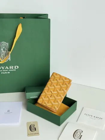 <p> Goyard戈雅 Goyardine Canvas   Vauzelles Calfskin</p><p>编号 3302</p><p>可作情侣款 送人自用都yyds </p><p>6个卡槽+二个夹层 外出旅游出行 小巧便携 外观好看</p><p>材质 goyarine帆布和Vauzelles小牛皮</p><p>尺寸 长8*高11</p>